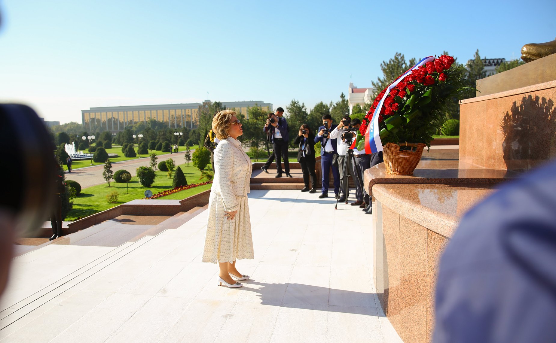 Возложение цветов к Монументу независимости и гуманизма