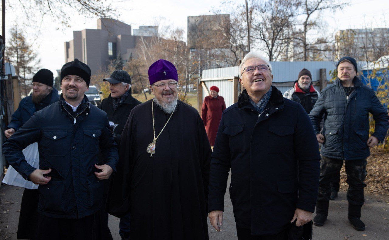 Александр Усс в рамках поездки в регион встретился с митрополитом Красноярским и Ачинским Пантелеимоном у строящегося храма