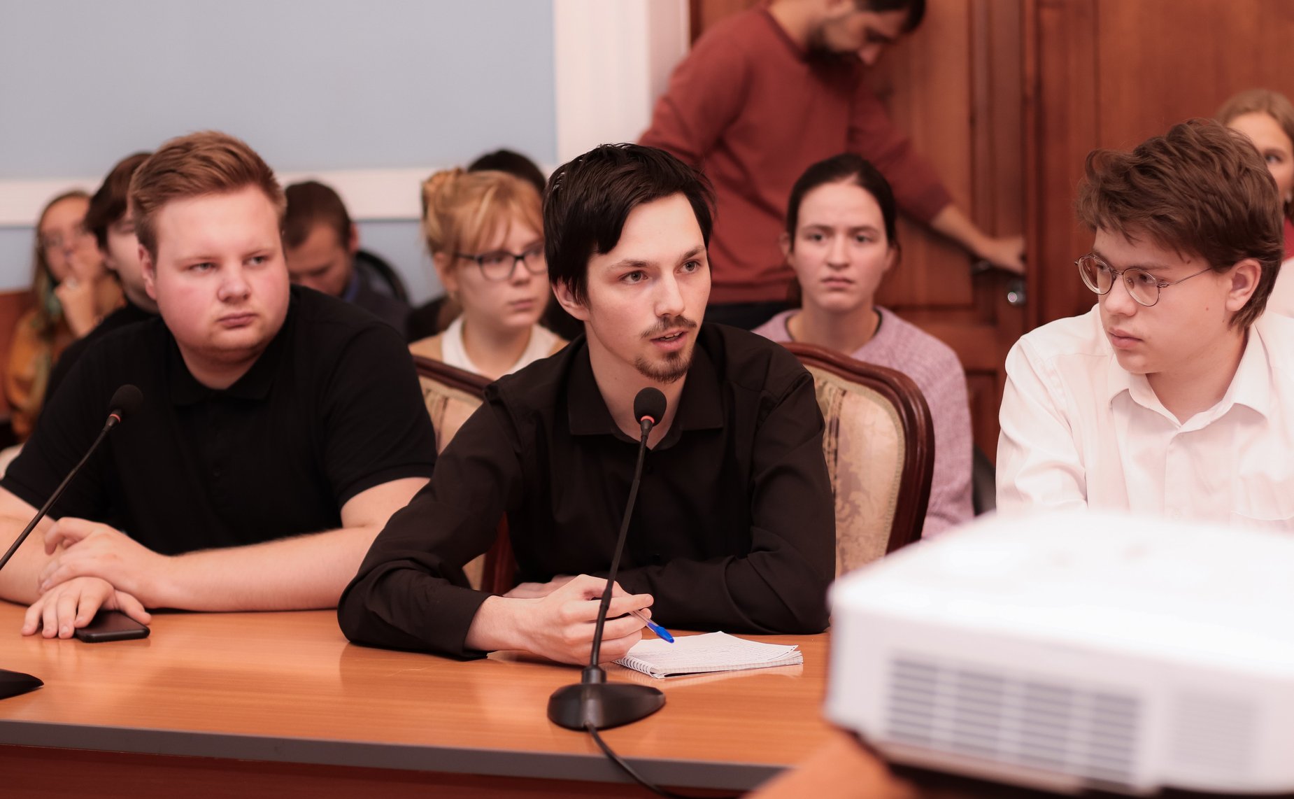 Юрий Воробьев провел встречу с представителями студенческих сообществ и объединений региона на тему «Мир сегодня»