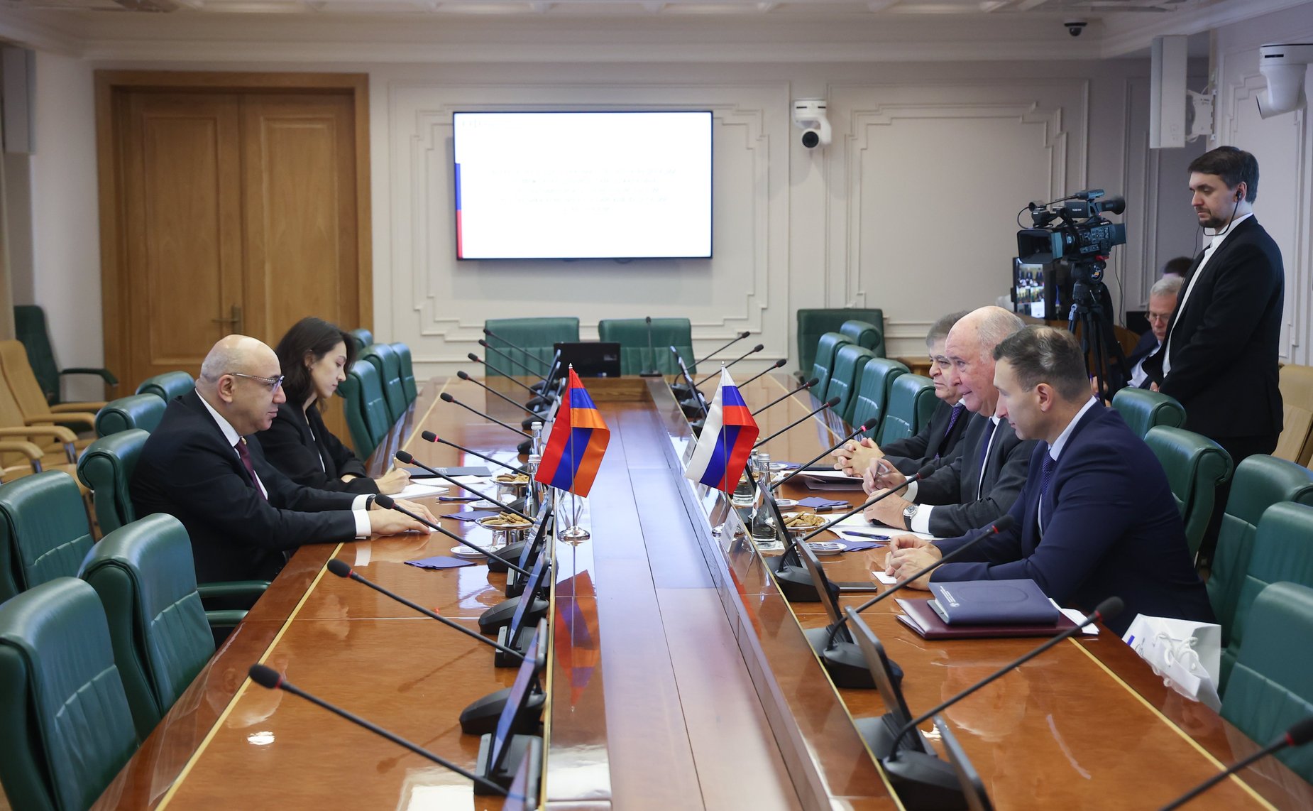 Встреча председателя Комитета Совета Федерации Григория Карасина по международным делам с Чрезвычайным и Полномочным Послом Республики Армения в Российской Федерации Гургеном Арсеняном