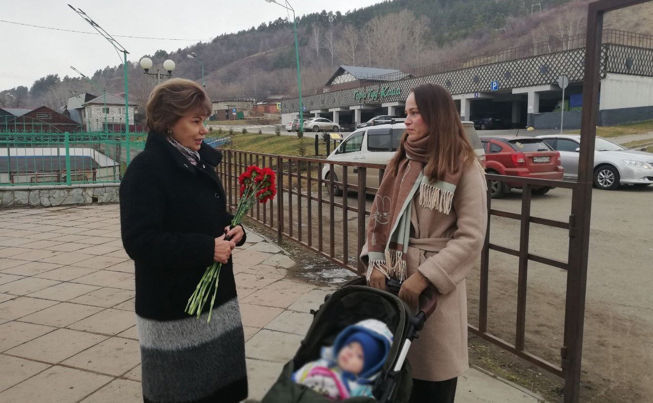 Татьяна Гигель в ходе рабочей командировки по региону встретилась с родственниками Алексея Такачакова и Дениса Крупнова, погибших в ходе СВО на Украине