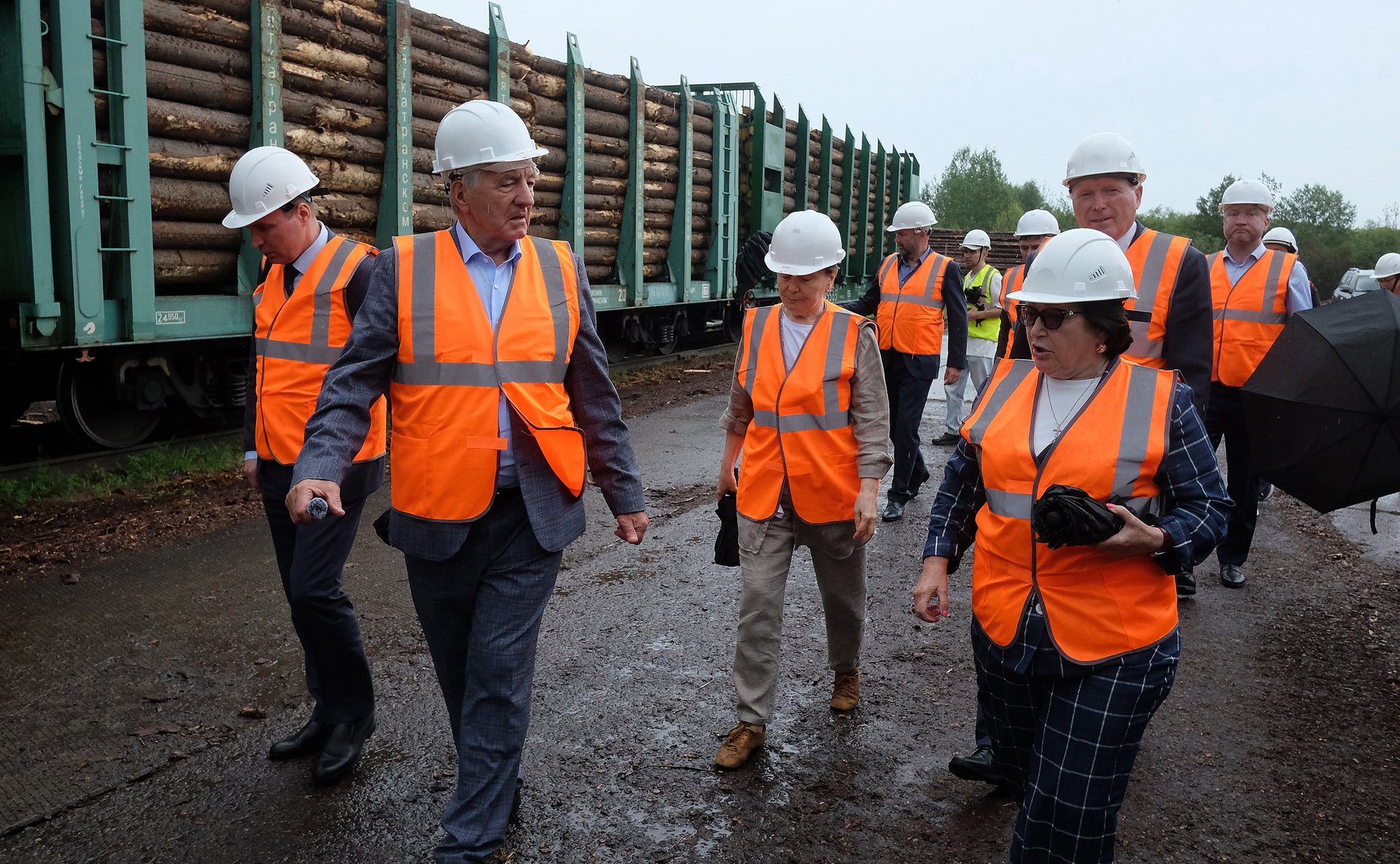 Сенаторы посетили деревоперерабатывающие предприятия в Кировской области