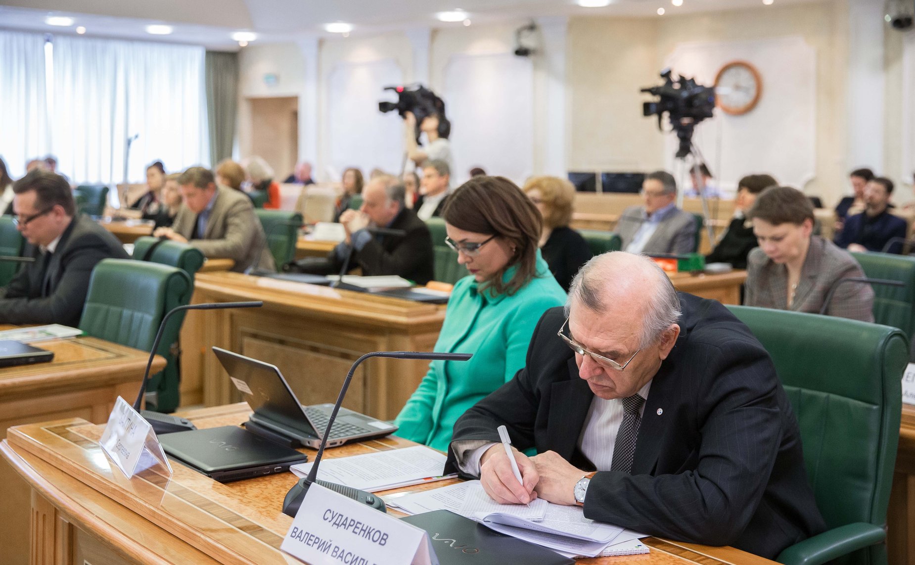 В. Сударенков «Круглый стол» на тему «Формирование информационной политики в отношении людей зрелого возраста: актуальность и перспективы» 12