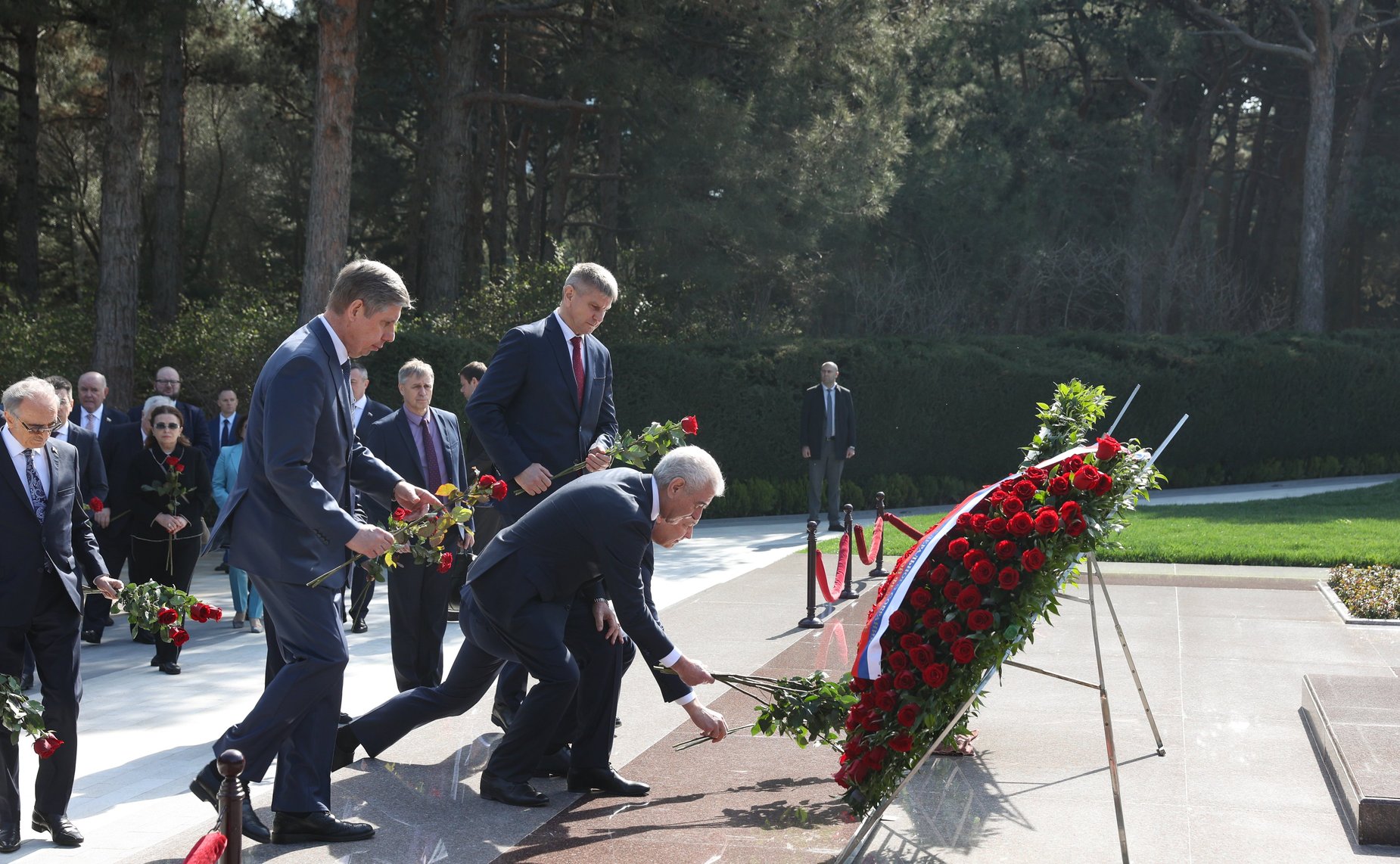 В рамках визита делегация Совета Федерации во главе с Председателем СФ Валентиной Матвиенко возложила цветы к могиле Общенационального лидера Азербайджана Гейдара Алиева
