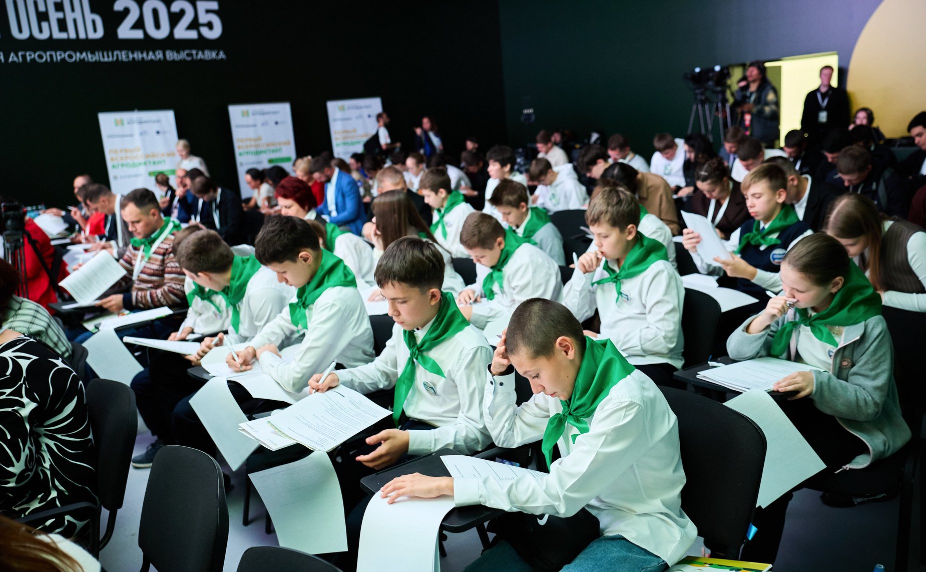 Александр Двойных принял участие в церемонии открытия «Первого Всероссийского агродиктанта», приуроченного ко Дню работника сельского хозяйства и перерабатывающей промышленности