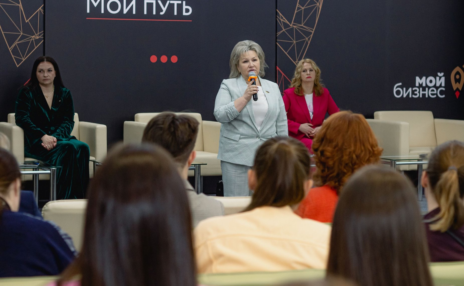 Елена Писарева в ходе поездки в регион приняла участие в экономическом форуме «Грани женского лидерства»