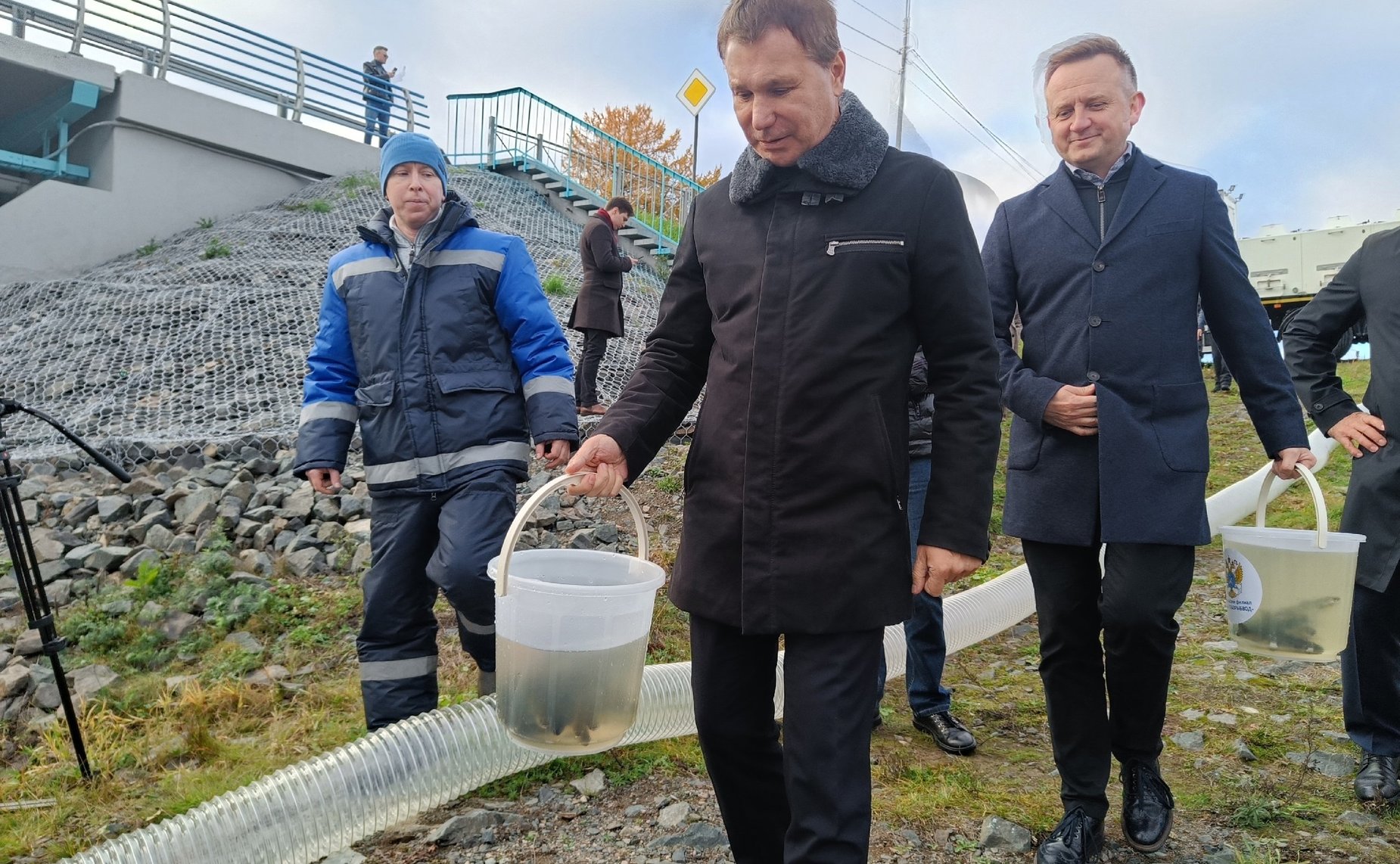 Игорь Зубарев принял участие в выпуске в реку Шуя дополнительной партии молоди краснокнижной рыбы