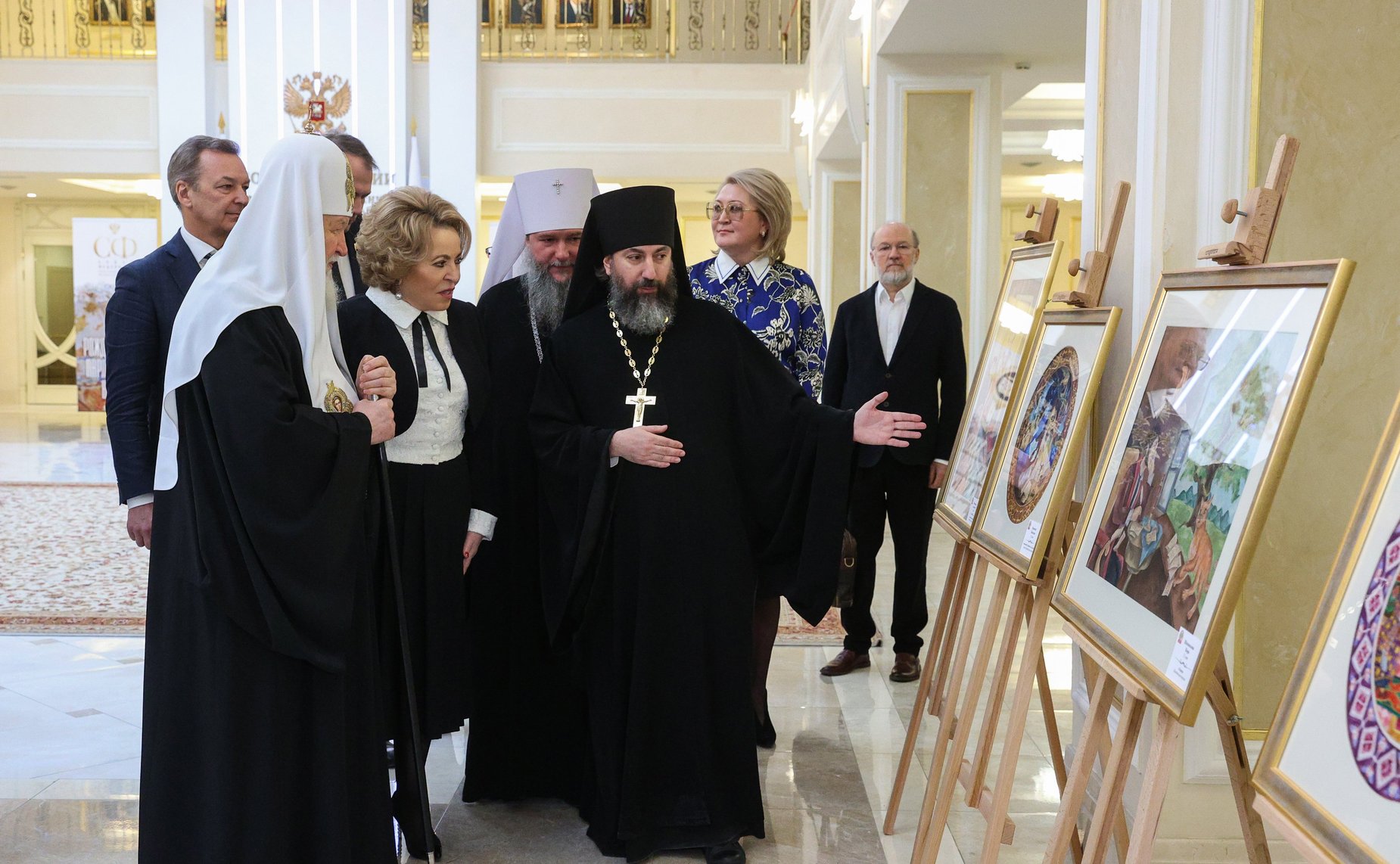 Председатель Совета Федерации Валентина Матвиенко и Святейший Патриарх Московский и Всея Руси Кирилл осмотрели выставку детских рисунков «Красота Божьего мира»