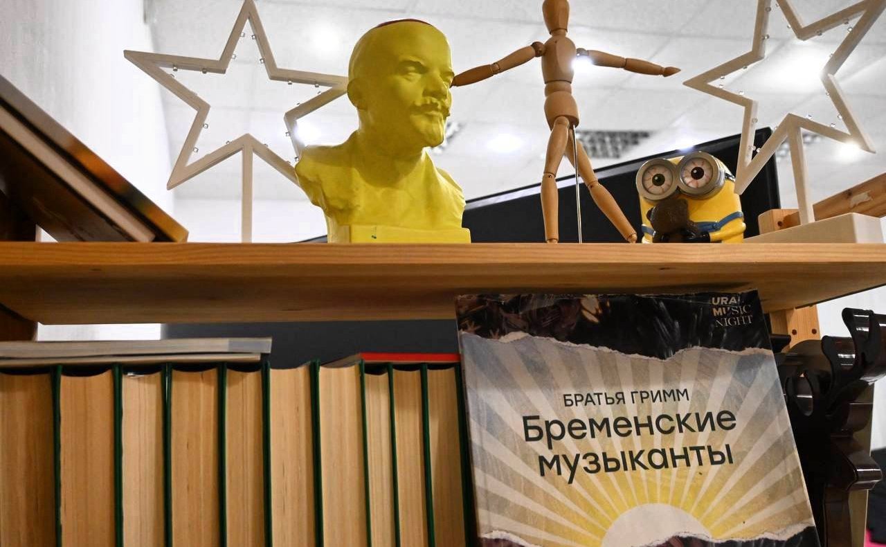 Айрат Гибатдинов вручил диплом проекта «Социальный курс: идеи нового времени» проекту «Ночная мэрия Ульяновска: организация вечернего и ночного досуга в городе»