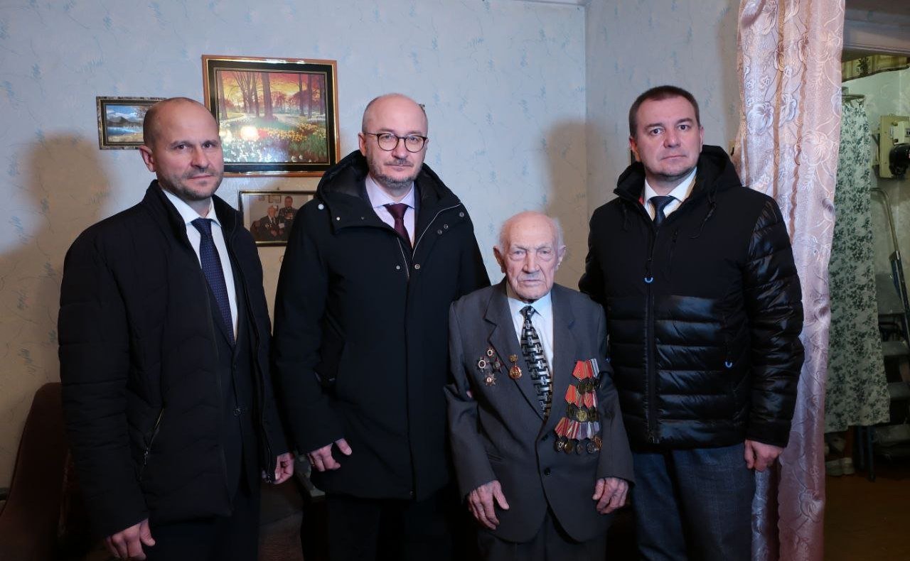 Олег Цепкин в преддверии Нового года посетил ветеранов Трёхгорного, Сатки и Юрюзани Челябинской области и поздравил их с наступающим праздником