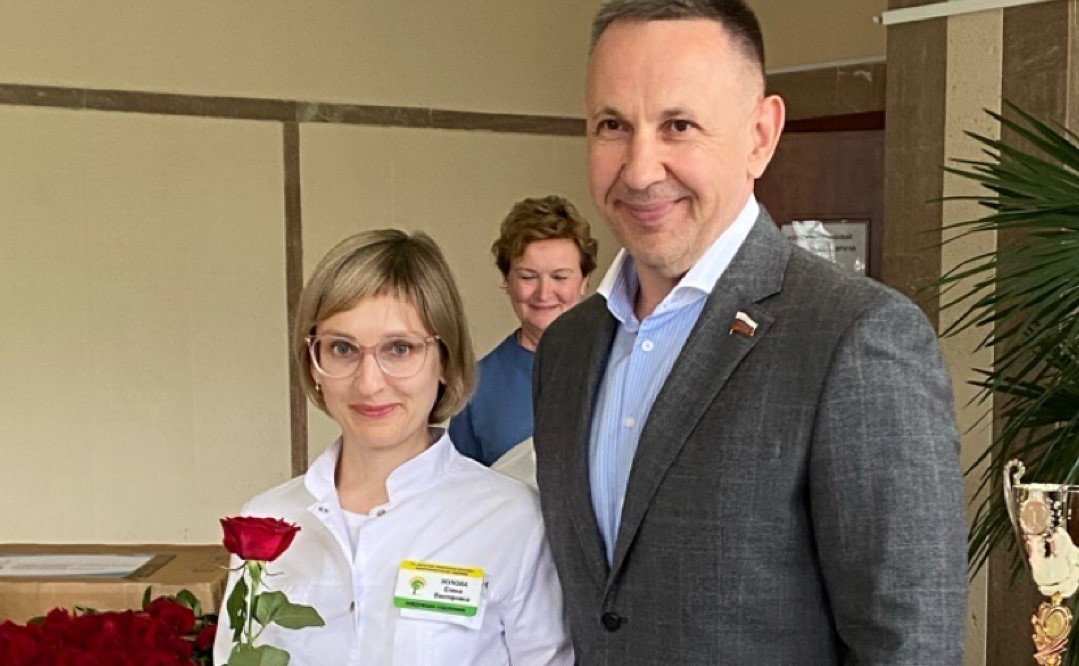 Олег Алексеев в ходе рабочей поездки в регион поздравил медицинских работников города Саратова с профессиональным праздником