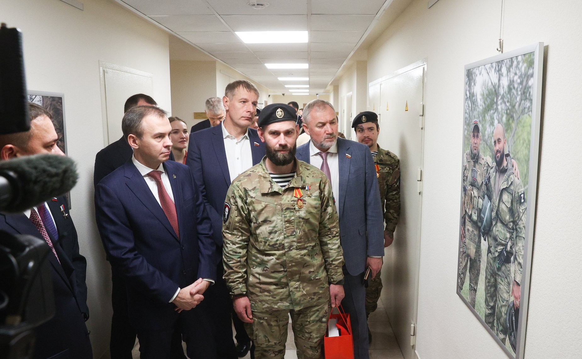 Торжественное награждение военнослужащих в рамках проведения открытия патриотической выставки фотографий военнослужащих Отдельной диверсионной штурмовой бригады «Ветераны»