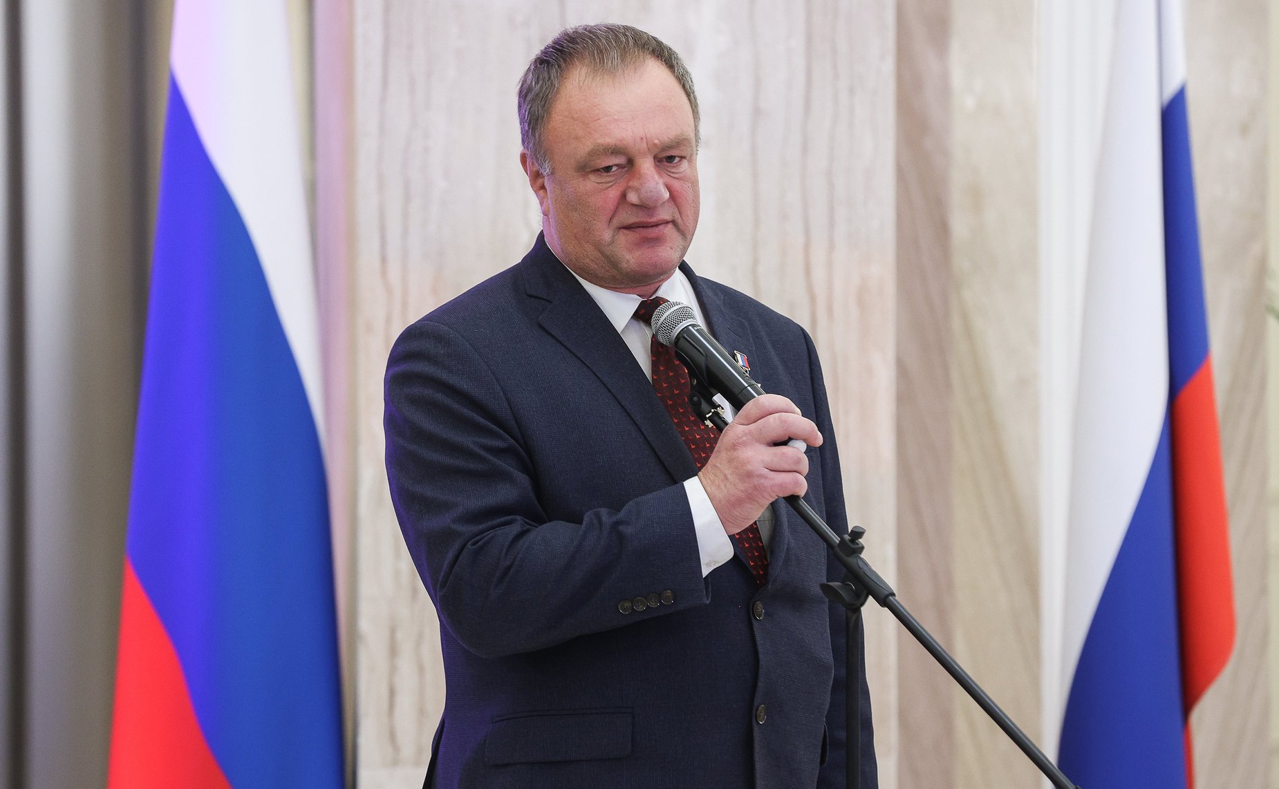 Торжественная церемония вручения паспортов граждан РФ 14-летним жителям Луганской Народной Республики и Херсонской области