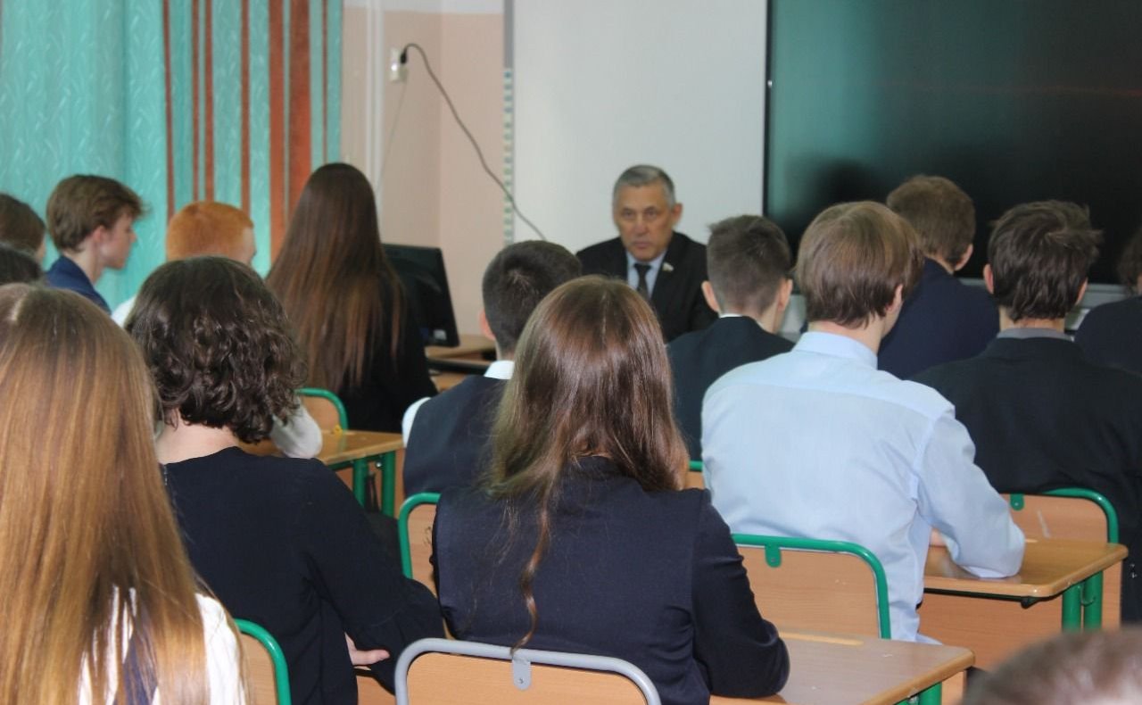Юрий Валяев провел ряд встреч с молодежью в образовательных учреждениях Биробиджана