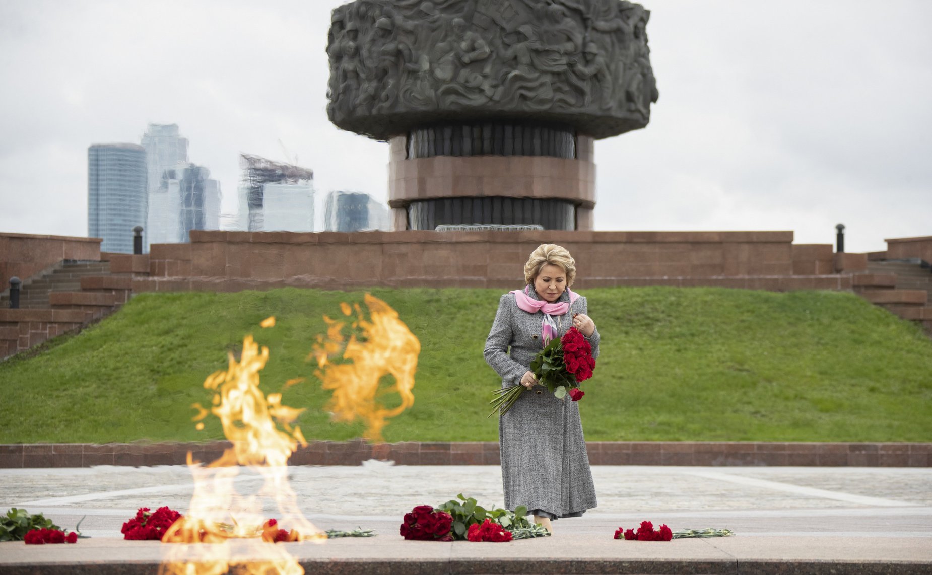 Председатель Совета Федерации В. Матвиенко возложила цветы к Вечному огню в Парке Победы на Поклонной горе