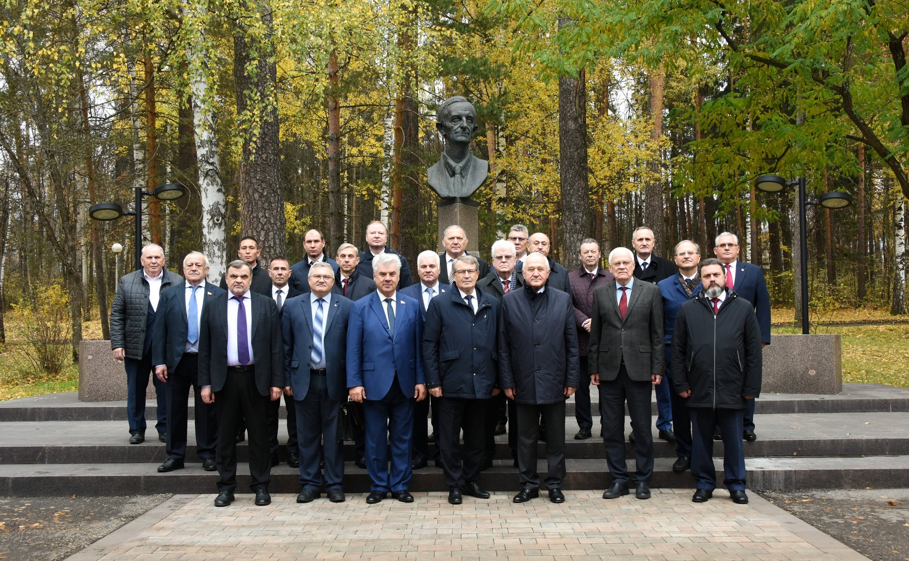 Сенаторы возложили цветы к памятнику испытателям отечественного ядерного оружия