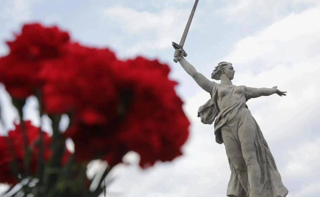 Николай Семисотов и Сергей Горняков в ходе поездки в регион приняли участие в мероприятиях, приуроченных к 82-летию Победы в Сталинградской битве