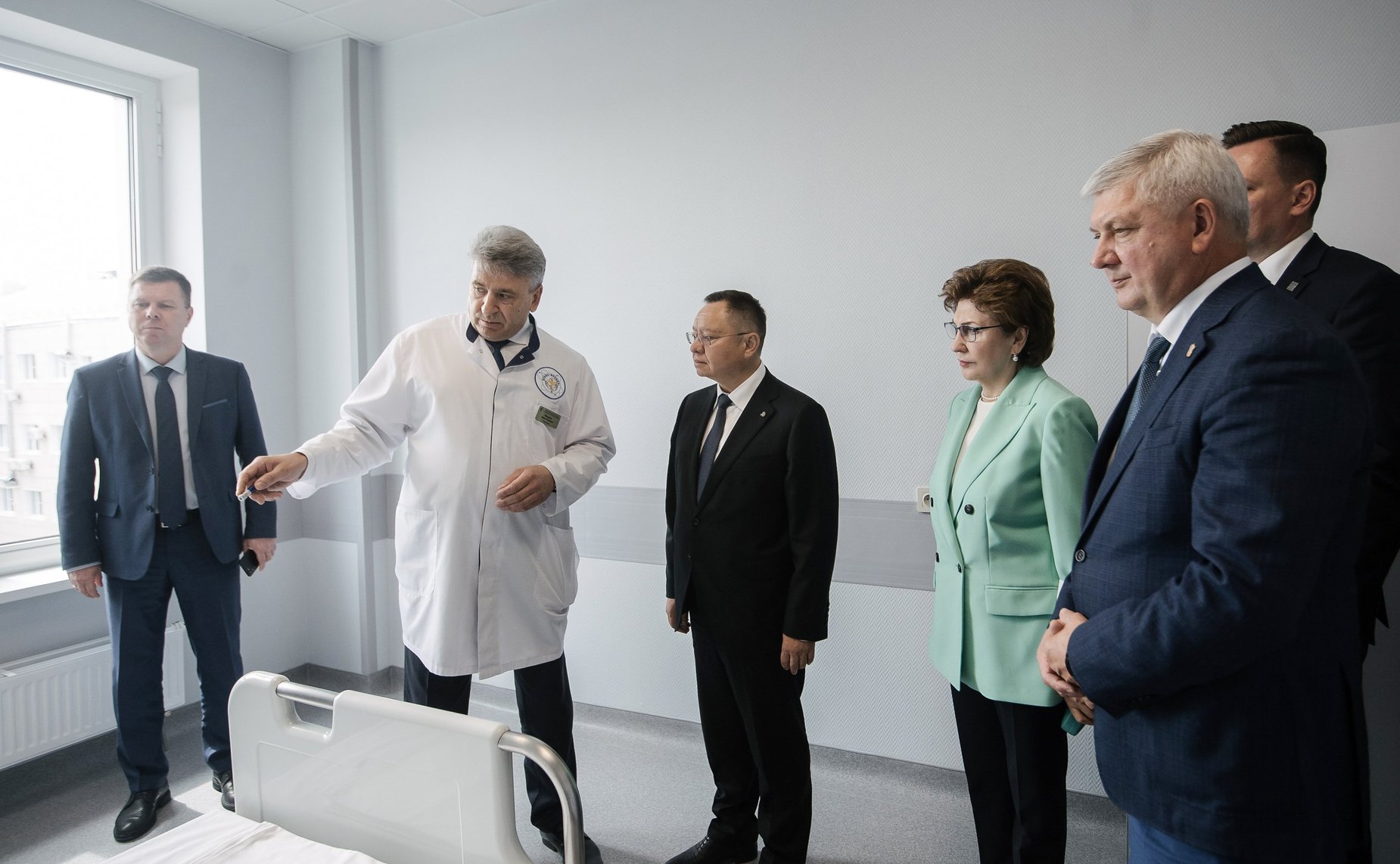 Заместитель Председателя СФ Галина Карелова, Министр строительства и ЖКХ РФ Ирек Файзуллин и губернатор Воронежской области Александр Гусев обсудили ход строительства инфраструктурных проектов в регионе