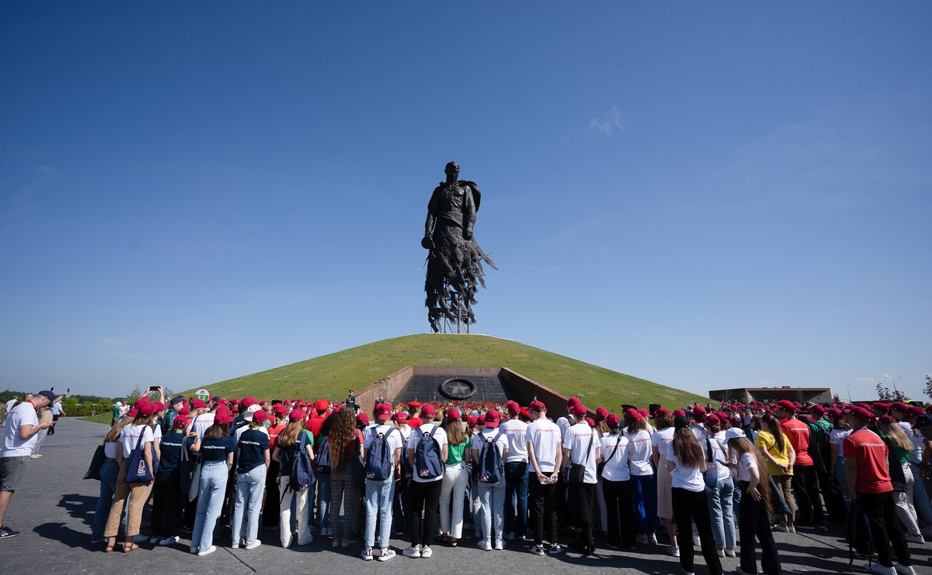 У подножия Мемориала Советскому солдату прошел торжественный митинг, посвященный памяти всех, кто погиб в годы Великой Отечественной войны под Ржевом