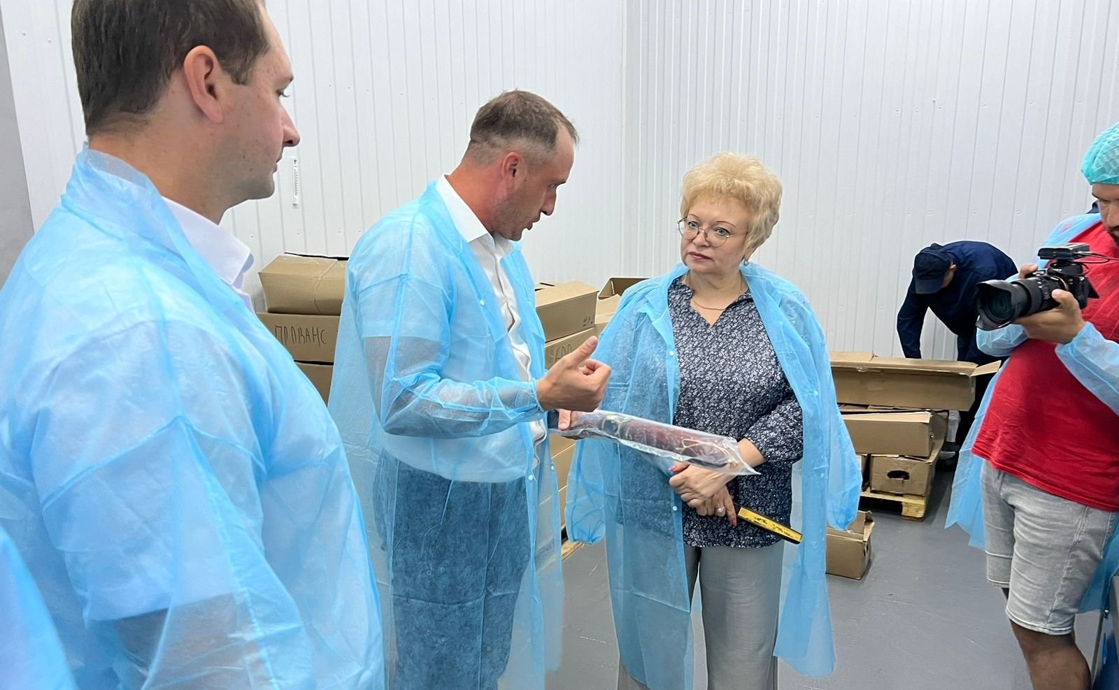 Оксана Хлякина совместно с главой администрации района Александром Пасынковым посетила производственную компанию «Липецкие зори»