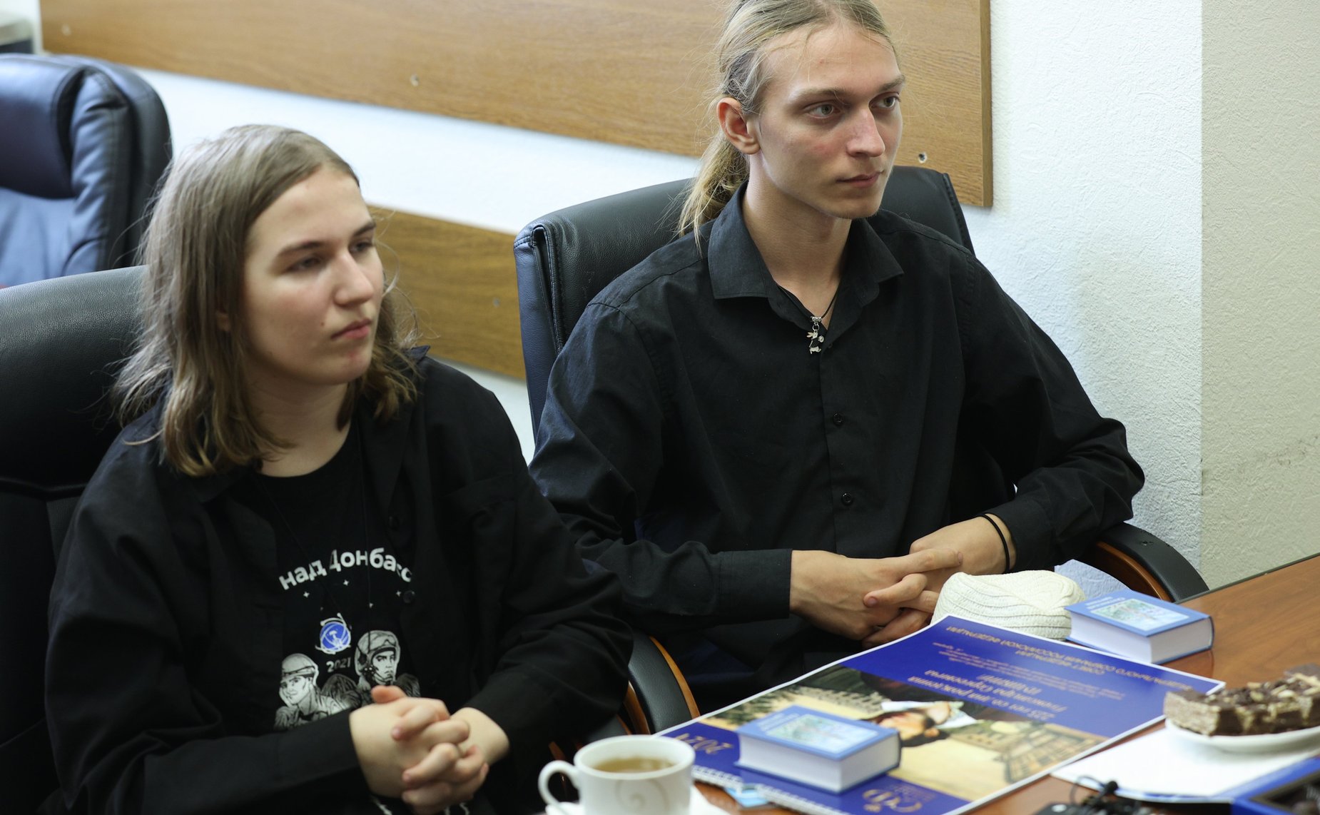 Встреча сенатора РФ Александра Савина с членом Союза писателей ЛНР Ф. Савенковой и писателем А. Конторовичем