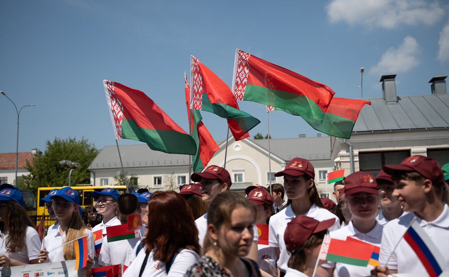 На перроне брестского вокзала школьники из России, Армении и Киргизии встретились с участниками проекта из Белоруссии