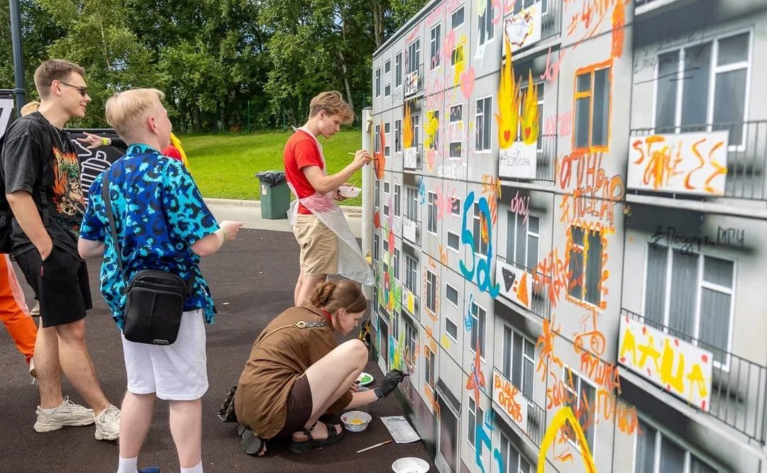 В Южно-Сахалинске впервые прошёл Всероссийский фестиваль «Уличная классика», на котором выступили любители стрит-культуры и экстремальных видов спорта