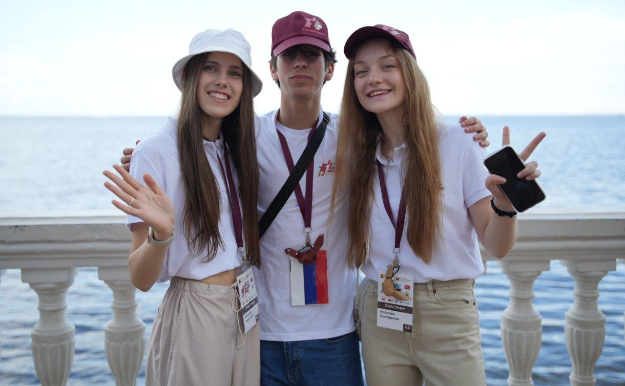 Участники проекта «Поезд Памяти» познакомились с основными достопримечательностями Санкт-Петербурга, посетили Государственный музей-заповедник «Петергоф» и Музей железных дорог России