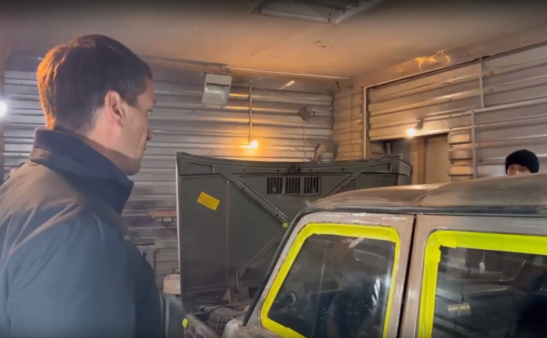 Эдуард Исаков в рамках рабочей поездки в регион посетил строящуюся спортивную площадку в городе Югорске