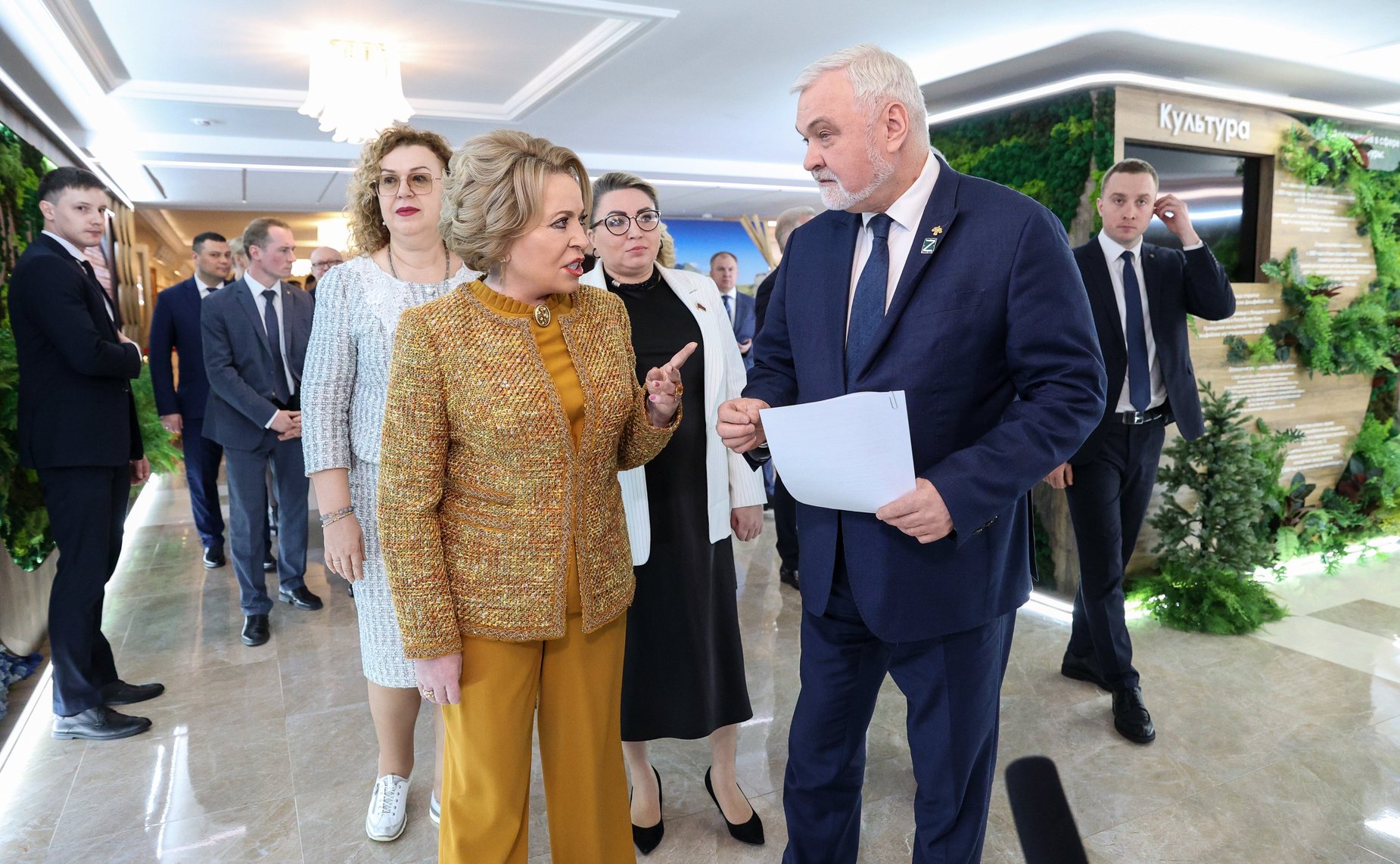 Валентина Матвиенко и Владимир Уйба осмотрели выставку, посвященную достижениям и перспективным направлениям развития Республики Коми