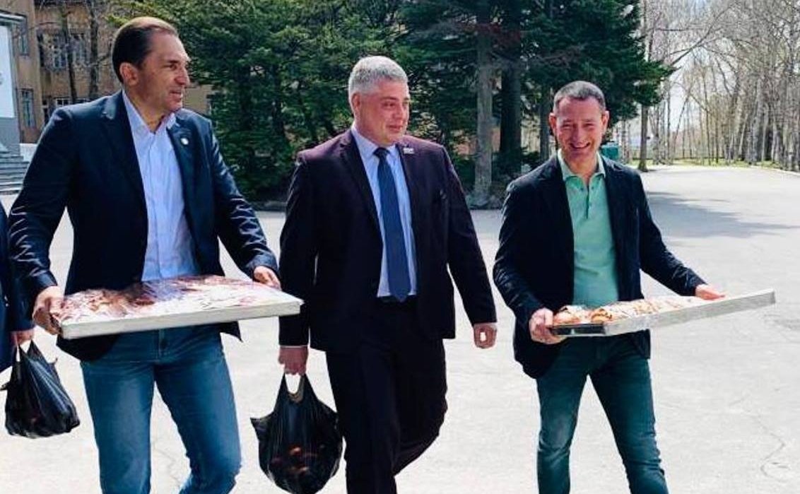 Андрей Хапочкин в ходе поездки в регион посетил военный госпиталь, где встретился с проходящими лечение участниками СВО