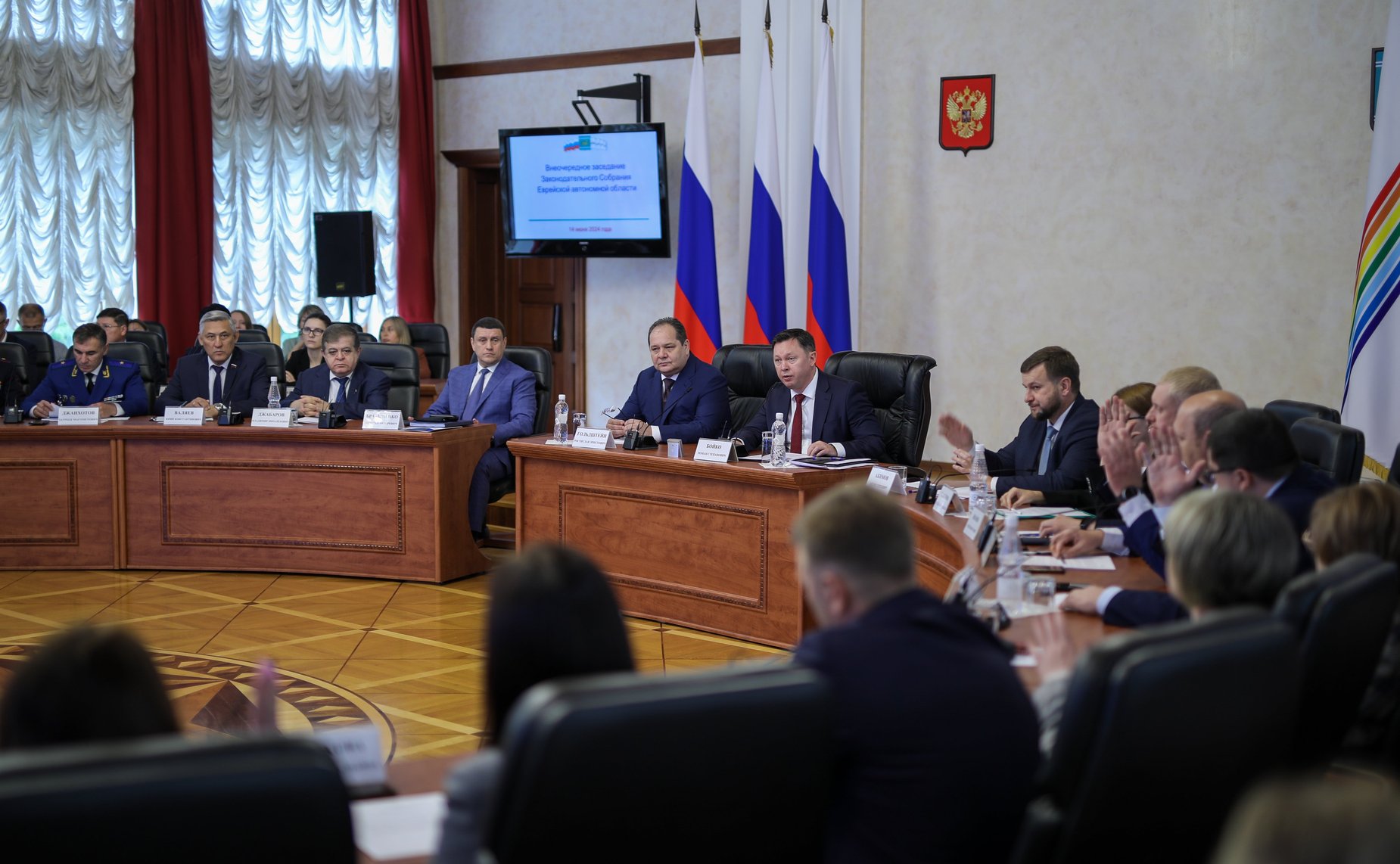 Владимир Джабаров в ходе региональной поездки принял участие во внеочередном заседании Законодательного собрания ЕАО