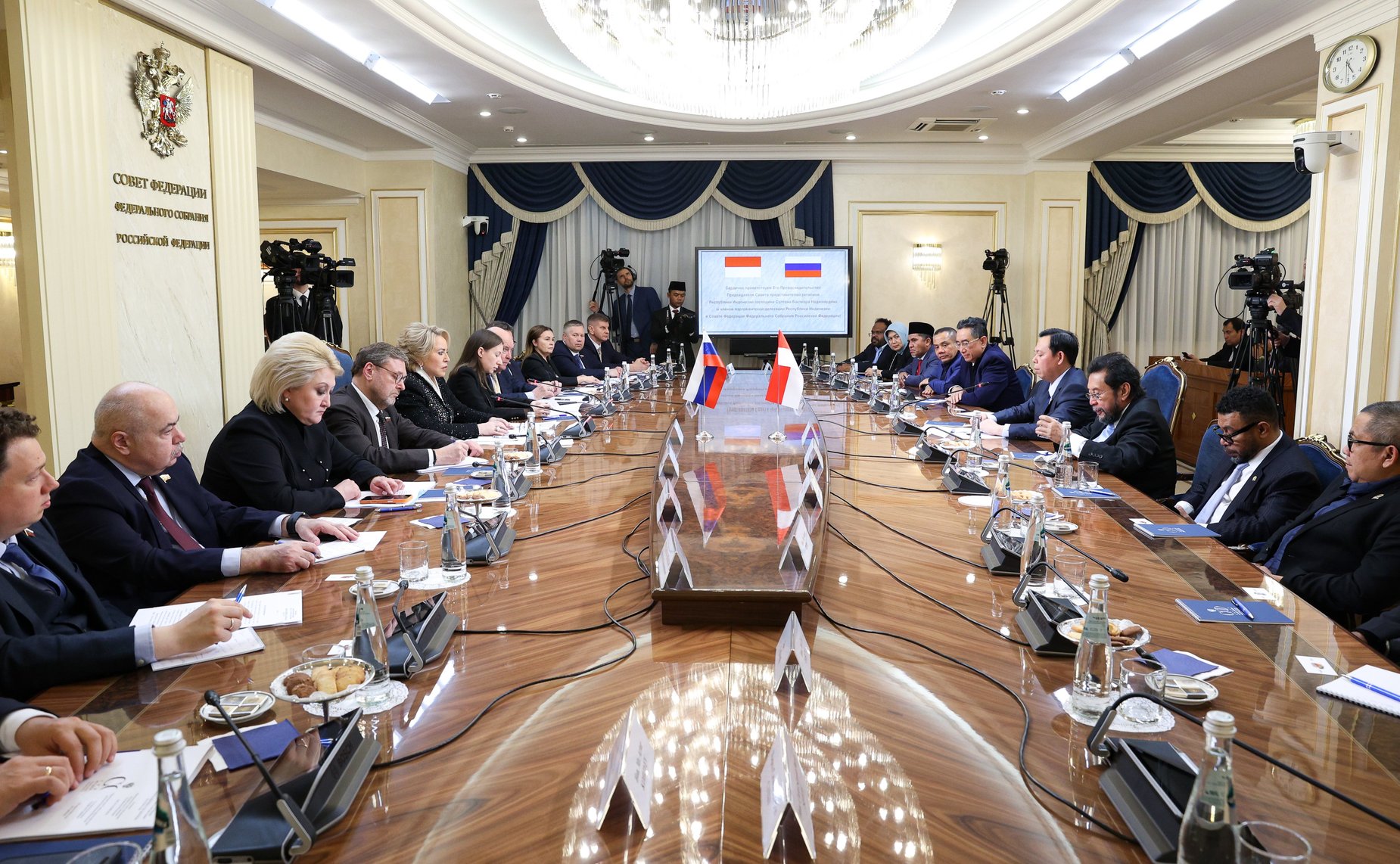 Валентина Матвиенко провела встречу с Председателем Совета представителей регионов Республики Индонезии Султаном Бактиаром Наджамундином