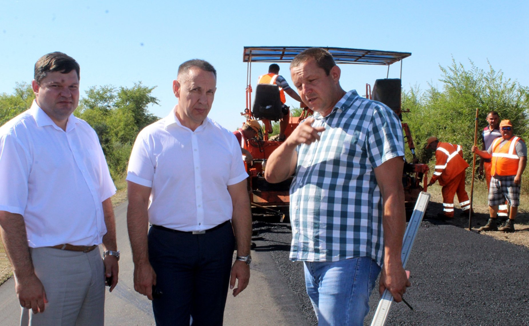 Олег Алексеев вместе с главой Краснокутского района Дмитрием Уполовниковым посмотрел, как идет строительство спортивного парка