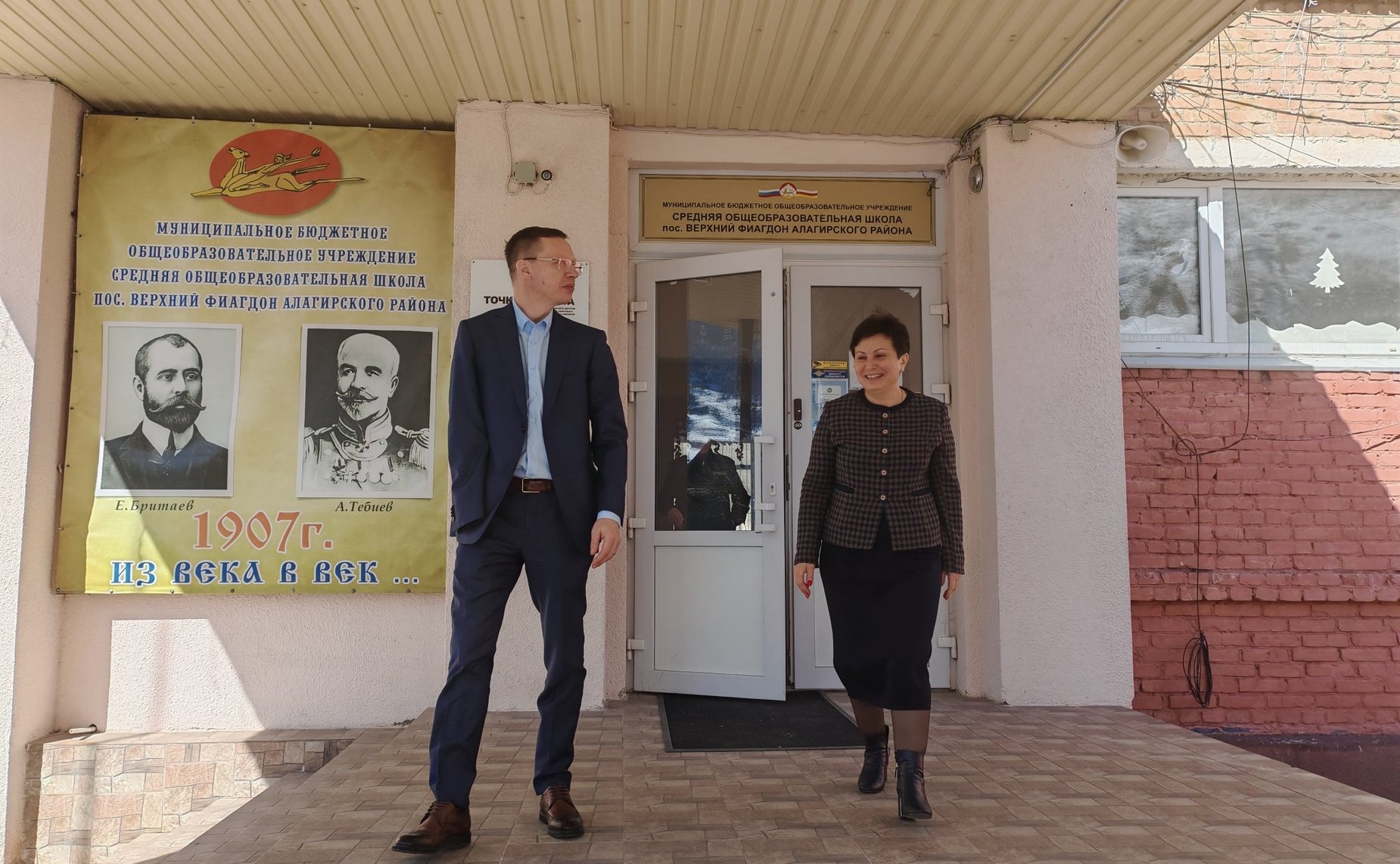 Виталий Назаренко в рамках региональной недели посетил в поселке Верхний Фиагдон в Алагирском районе несколько социально значимых объектов