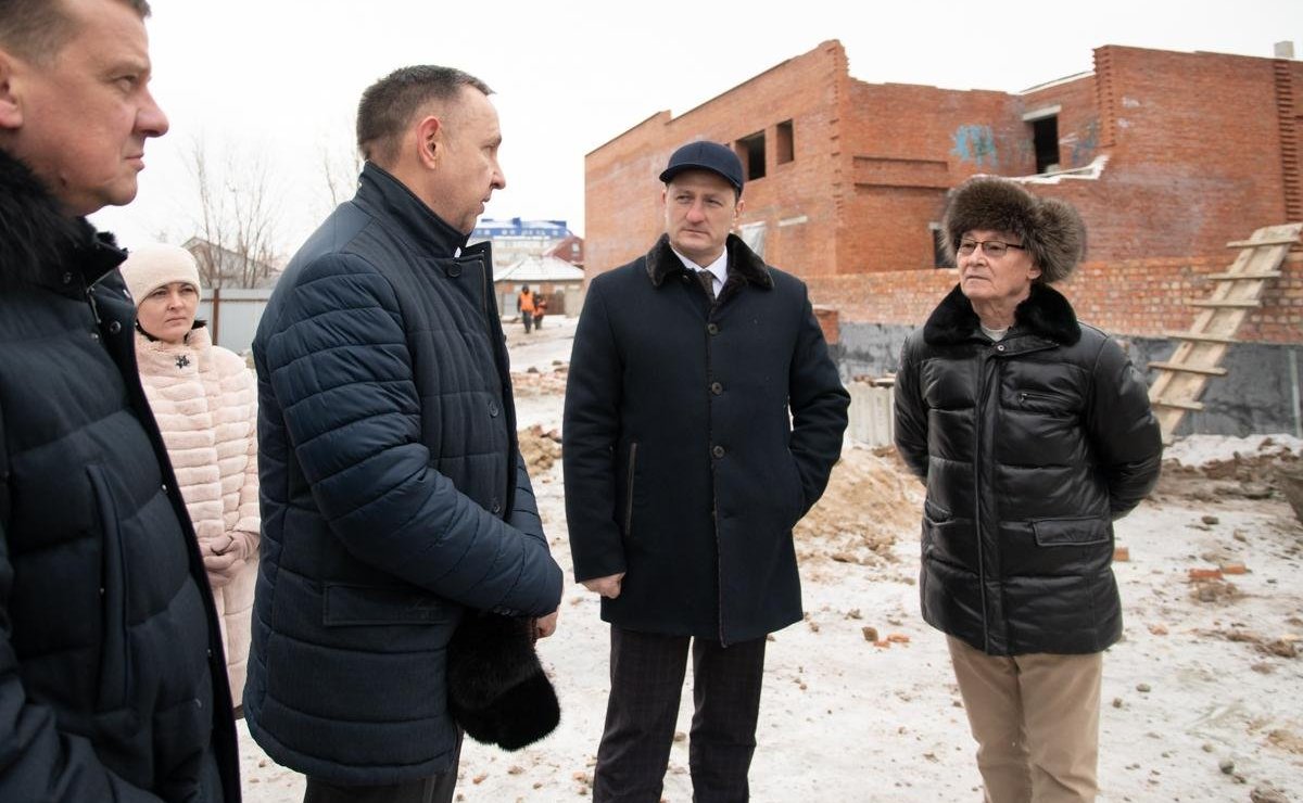 Сенатор Олег Алексеев вместе с главой района Дмитрием Романовым осмотрели строительную площадку, на которой возводится культурно-зрелищный комплекс