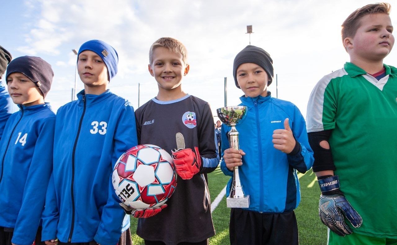 В ходе поездки в Бузулукский район Андрей Шевченко и губернатор Оренбургской области Денис Паслер открыли новое поле с искусственным покрытием для игры в мини-футбол в поселке Колтубановский