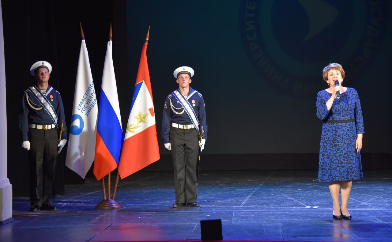 В Севастопольском академическом русском драматическом театре имени А. В. Луначарского чествовали лучших выпускников Севастопольского государственного университета – студентов, окончивших ВУЗ с отличием