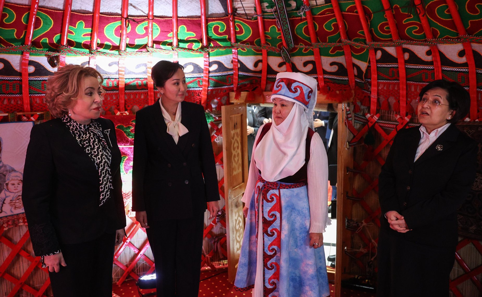 Председатель СФ Валентина Матвиенко осмотрела выставку, посвященную культурным традициям Кыргызстана