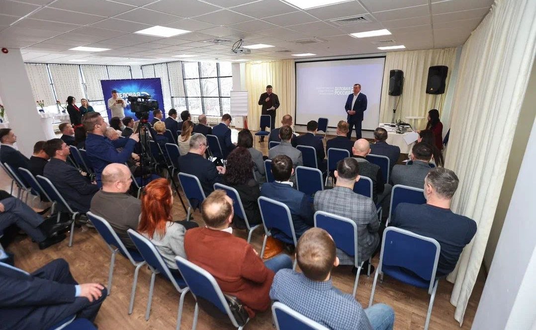 Андрей Хапочкин обсудил меры поддержки рыбной отрасли на Сахалине