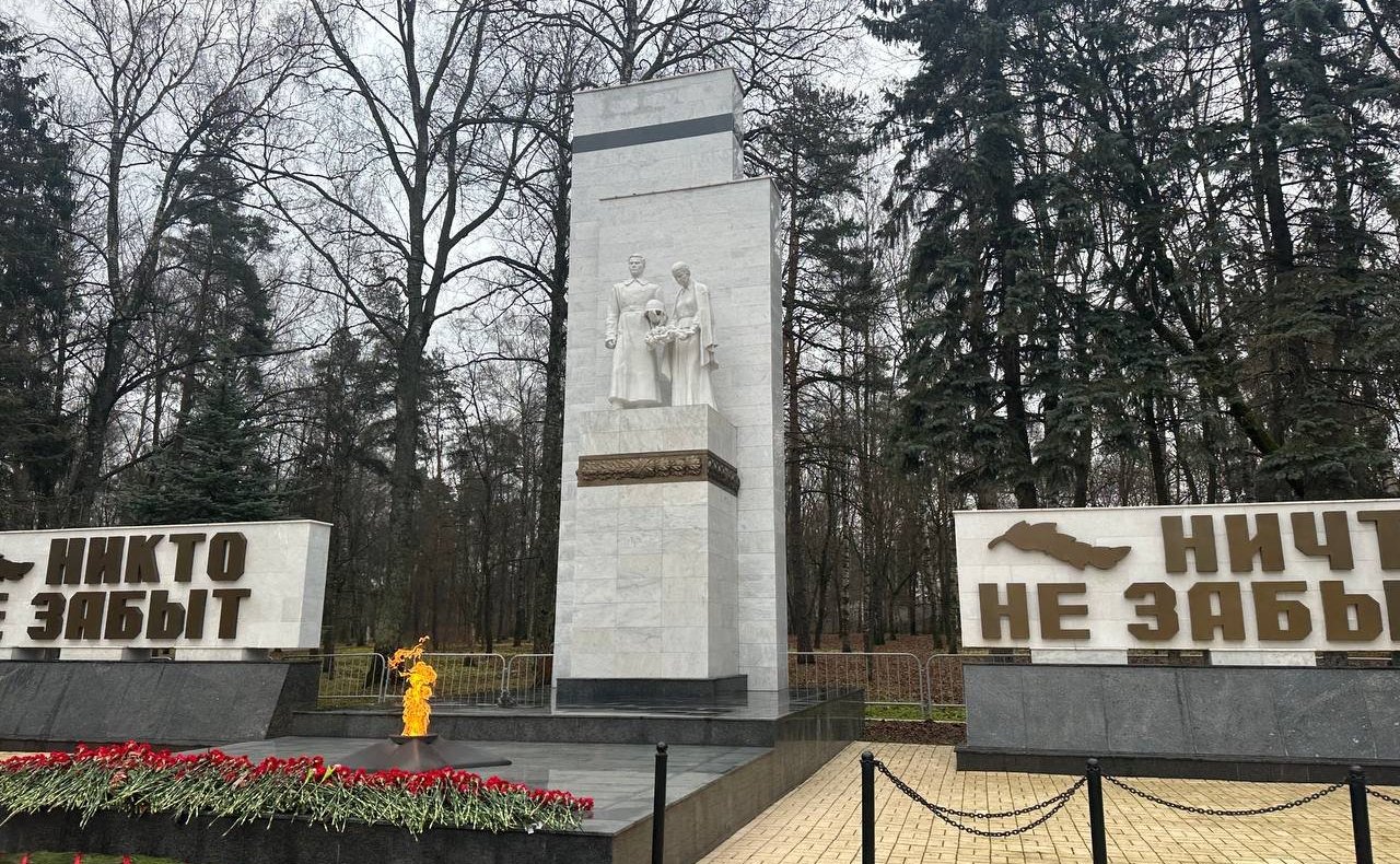 Светлана Кириллова приняла участие в возложении цветов к мемориалу Вечный огонь в Костроме