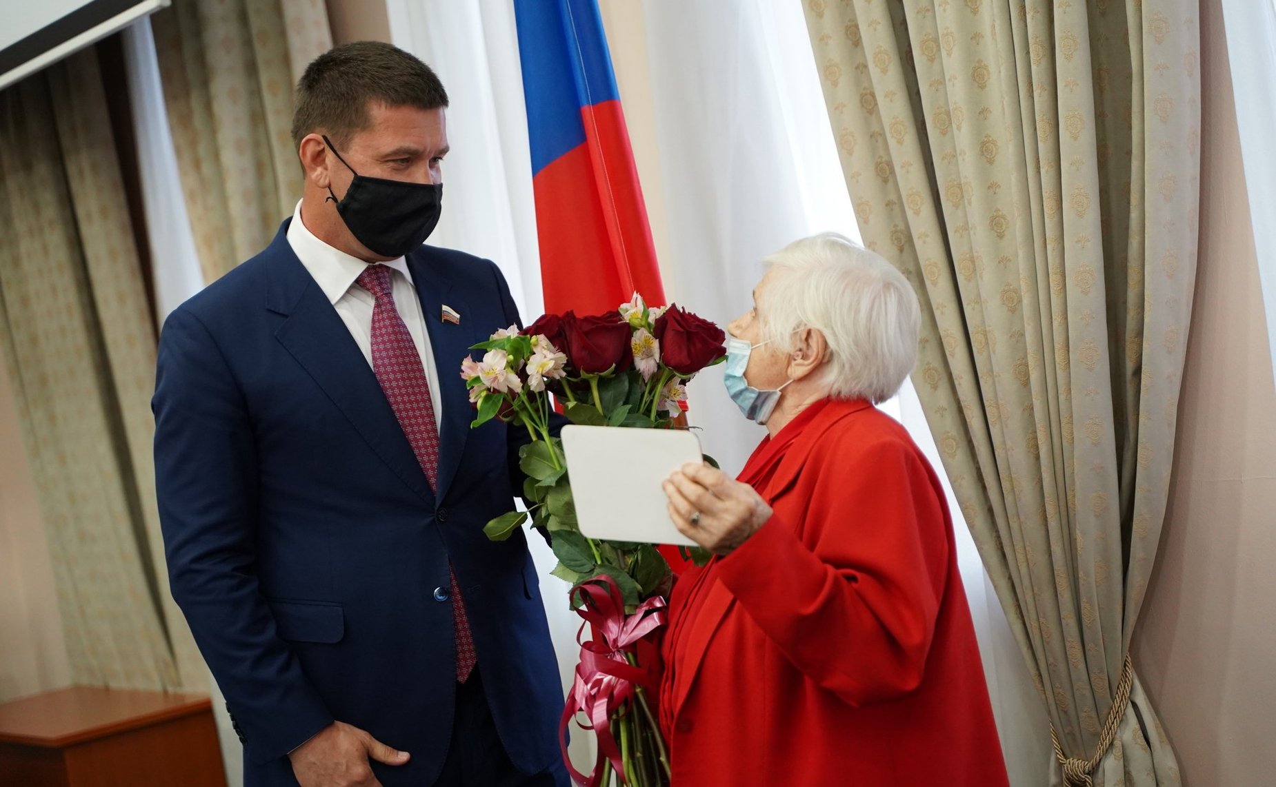 Андрей Чернышев передал медаль погибшего советского солдата его родственникам из Иркутска