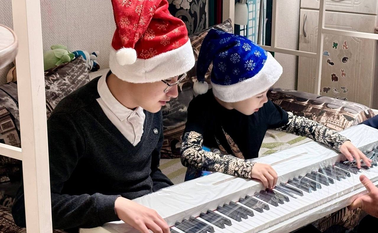 Николай Владимиров принял участие во всероссийской благотворительной акции «Ёлка желаний» и исполнил заветную мечту 16-летнего Кирилла из Чебоксар — подростку вручили цифровое пианино