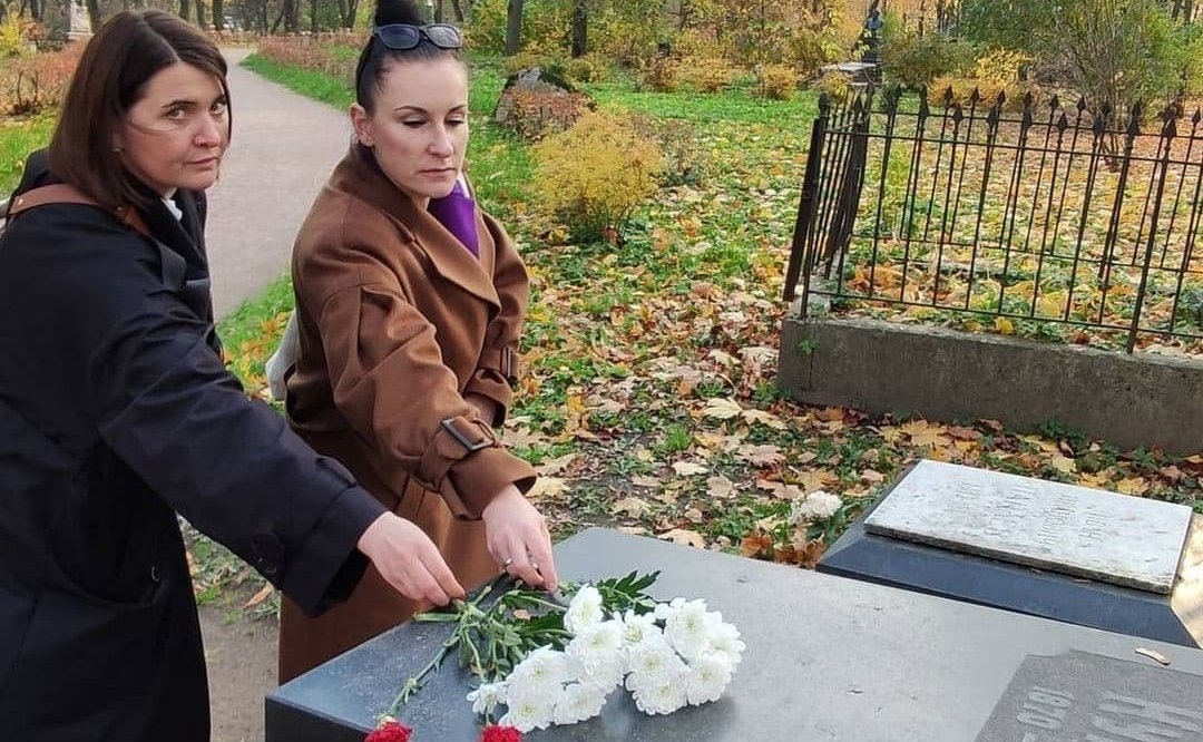 Юлия Лазуткина посетила с рабочей поездкой музей-некрополь «Литераторские мостки» в Санкт-Петербурге