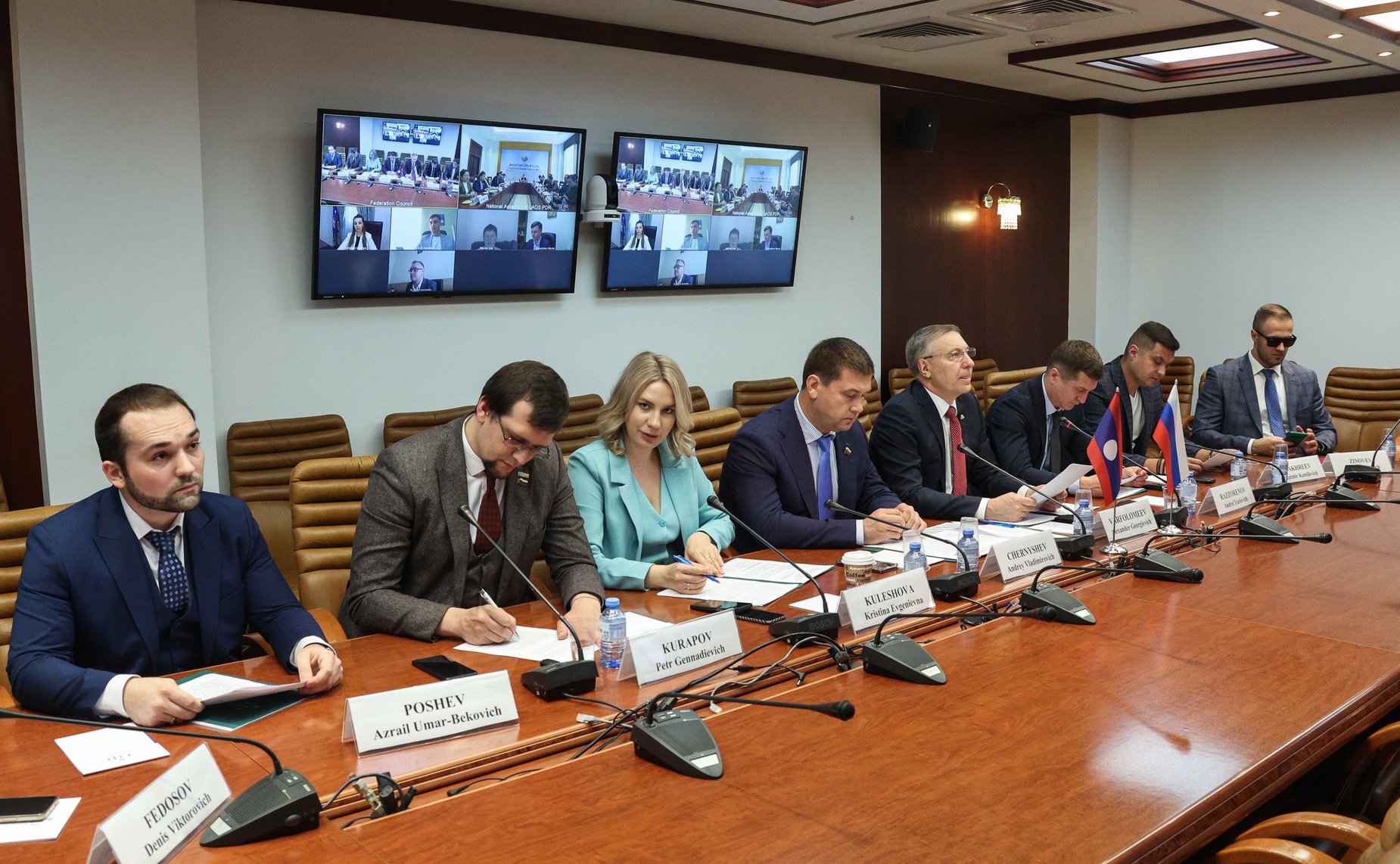 Первый заместитель председателя Комитета СФ по социальной политике Александр Варфоломеев провел встречу членов Палаты молодых законодателей с молодыми парламентариями Лаосской Народно-Демократической Республики