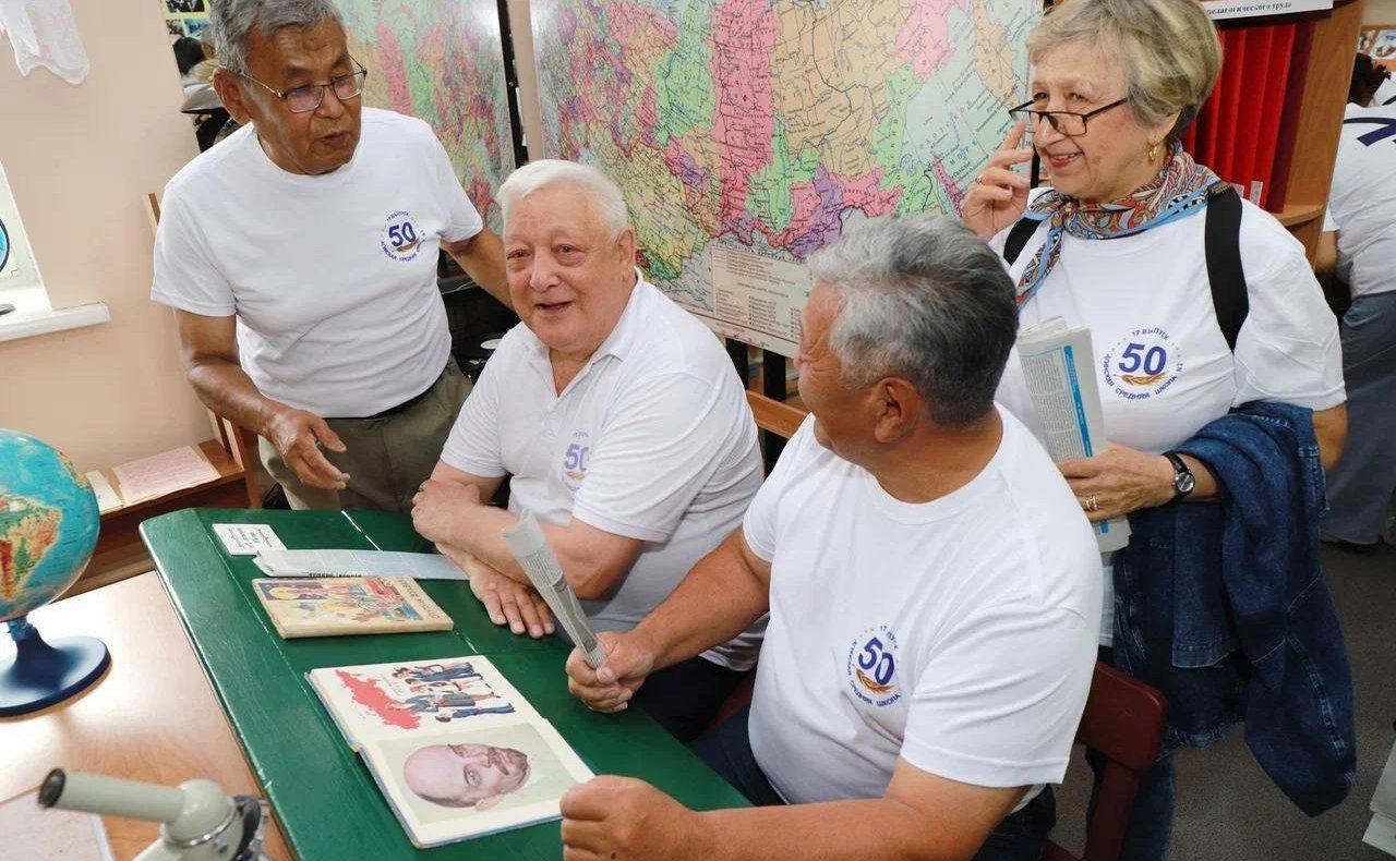 Баир Жамcуев поздравил Агинскую среднюю школу номер два со 140-летним юбилеем