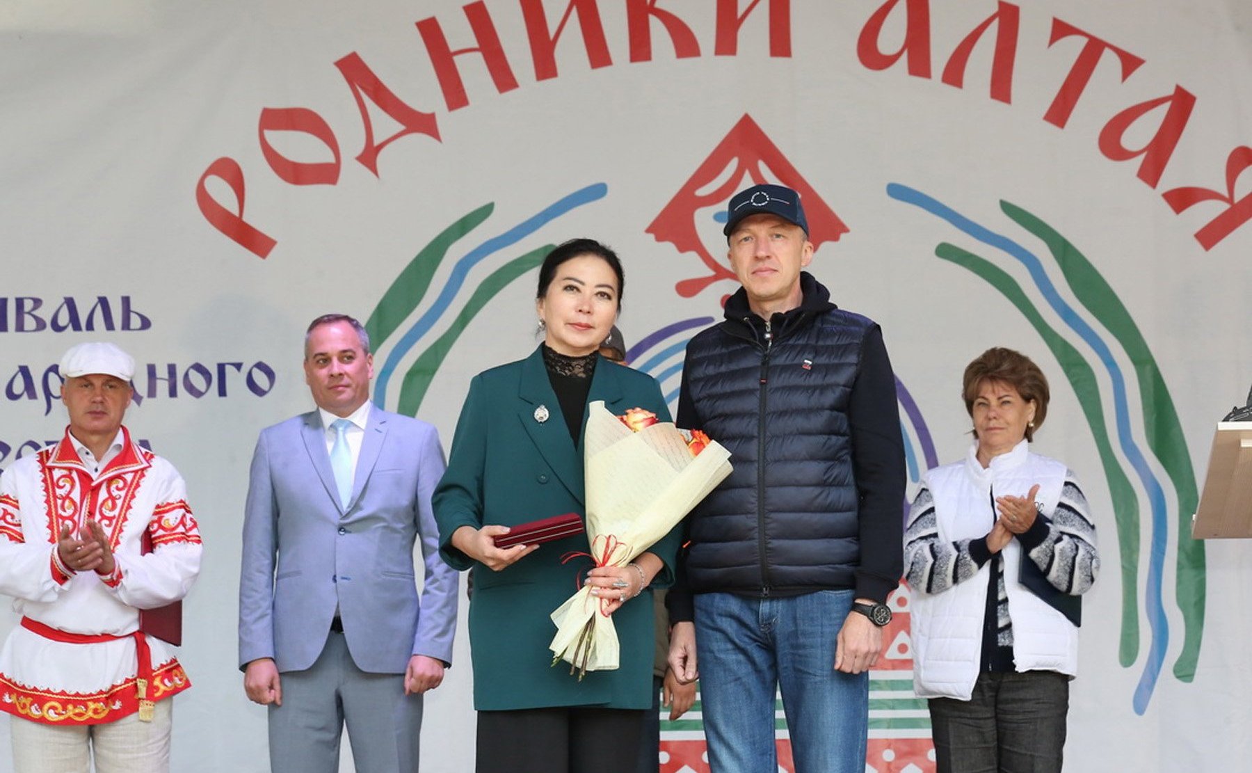 Татьяна Гигель в ходе рабочей командировки по региону побывала на межрегиональном фестивале русского народного творчества «Родники Алтая»