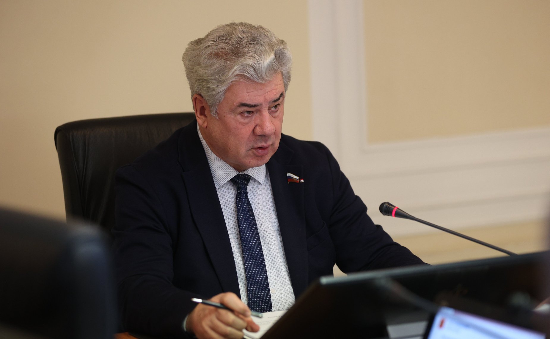 Виктор Бондарев