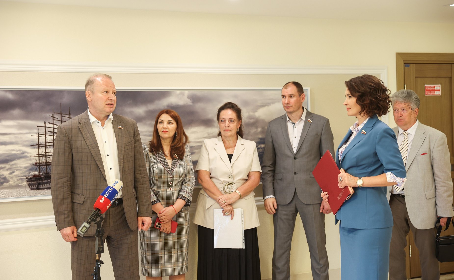 В Совете Федерации открылась ежегодная выставка «Портрет страны сердцами детей»