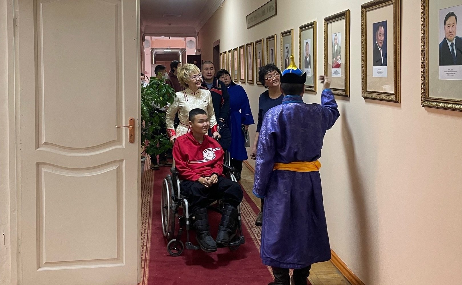 Дина Оюн в преддверии народного праздника Шагаа — Нового года по восточному календарю — встретилась с Уян-Маадыром Монгушем из тувинского села Суг-Бажы, который загадал на сайте благотворительной акции «Ёлка желаний» встречу с сенатором